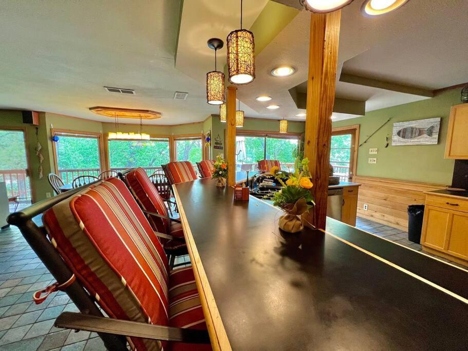 The River Haven - Sleeps 32 - On Guadalupe River Сегин Экстерьер фото