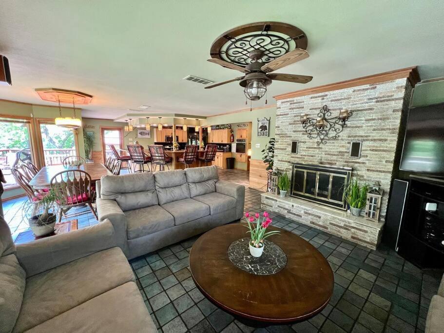 The River Haven - Sleeps 32 - On Guadalupe River Сегин Экстерьер фото