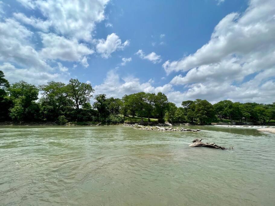 The River Haven - Sleeps 32 - On Guadalupe River Сегин Экстерьер фото