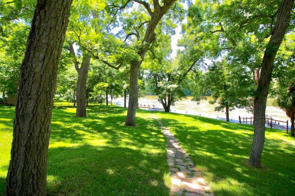 The River Haven - Sleeps 32 - On Guadalupe River Сегин Экстерьер фото