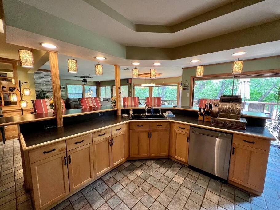 The River Haven - Sleeps 32 - On Guadalupe River Сегин Экстерьер фото