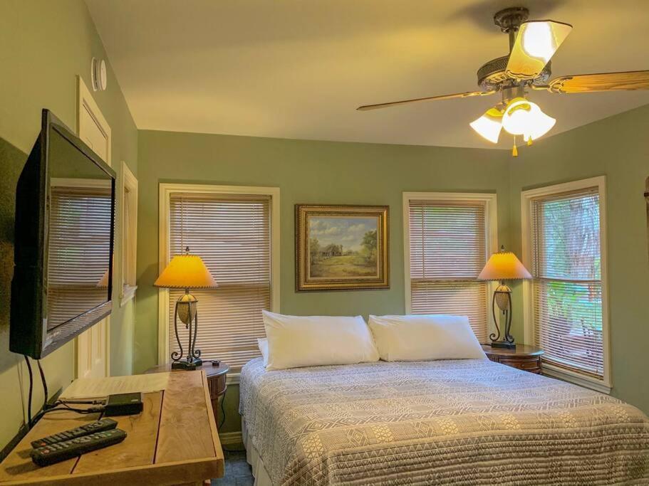 The River Haven - Sleeps 32 - On Guadalupe River Сегин Экстерьер фото