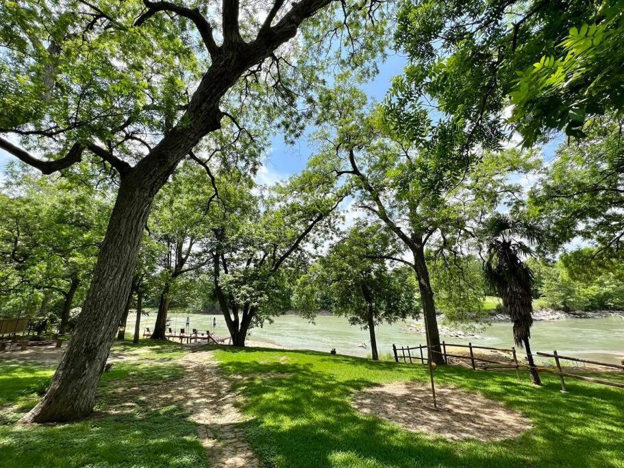 The River Haven - Sleeps 32 - On Guadalupe River Сегин Экстерьер фото